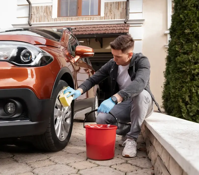 Lavage auto à domicile Montbrehain : professionnel intervenant sur un véhicule